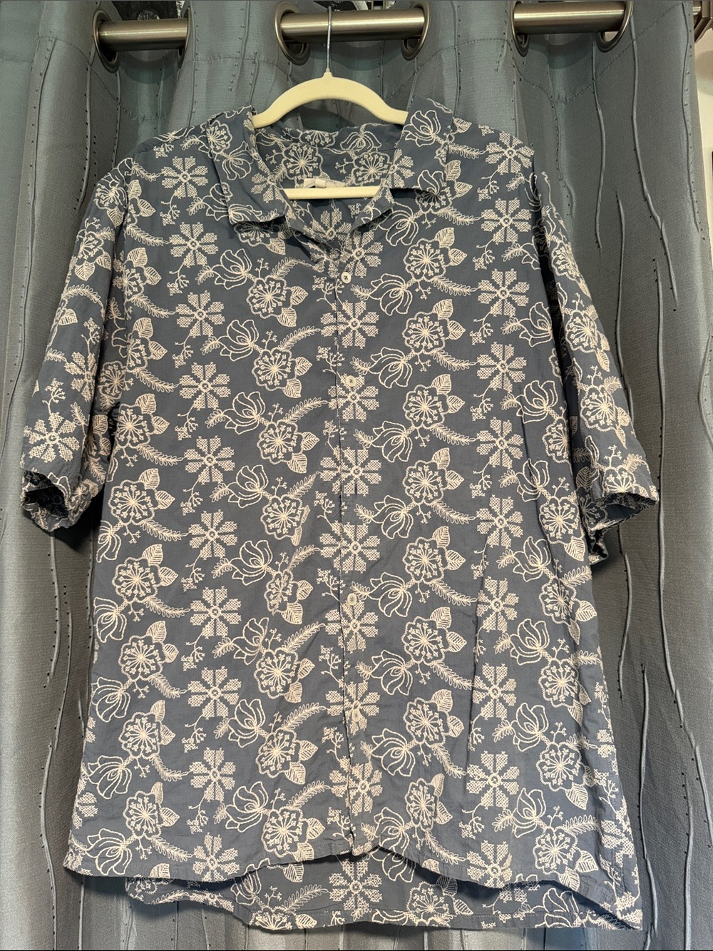 Sezane - October Editions Mens light blue ButtonShirt with White Floral Embroide